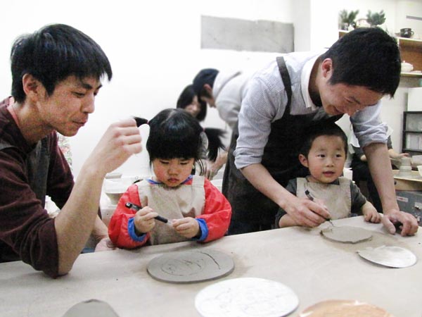 大人も子供も楽しめる陶芸体験で、家族サービス。